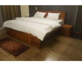 Rustic Charm Wayanad - The Roots (Treetop Suite) - Thirunelly - Bedroom