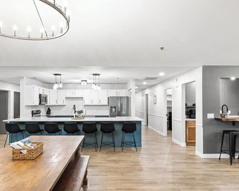 Spacious 7-bedroom house in charming Green Lake near Golf Course and Downtown - Green Lake - Cozinha