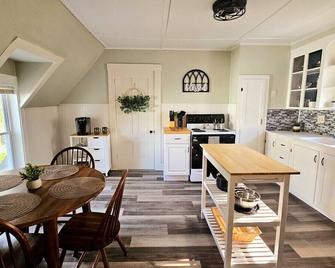 Downtown Den | Sleeps 3 | Washer/Dryer - Waterville - Kitchen