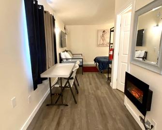 The Sever: Studio Guest Suite - Lynnwood - Bedroom