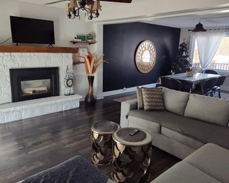 Entire three bedroom cozy home near lake, one hour from Toronto - Georgina - Living room