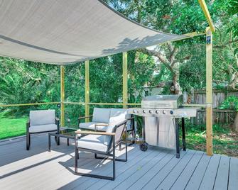 Centrally Located Merritt Island Cottage with Deck! - Merritt Island - Patio