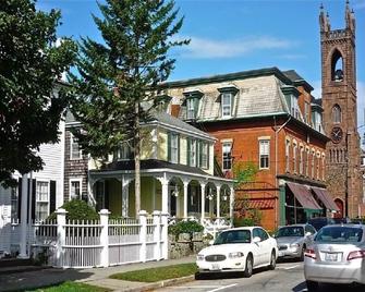 Historic Bristol Town Center Apartment - Bristol - Building