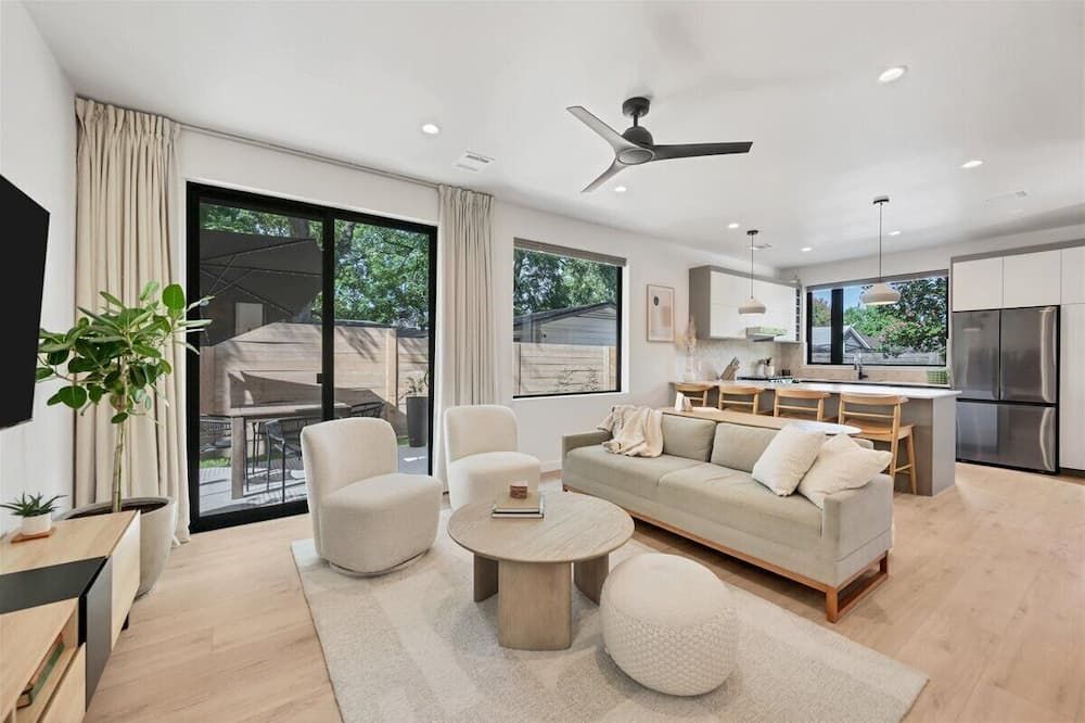 Stylish Minimalist Retreat: Central Austin, Tree-Top Views, Walkable to Mueller - אוסטין - סלון