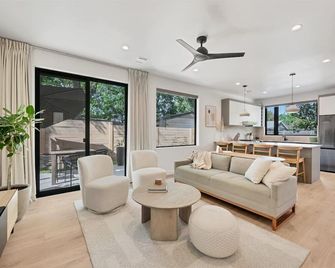 Stylish Minimalist Retreat: Central Austin, Tree-Top Views, Walkable to Mueller - אוסטין - סלון
