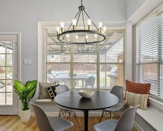 Stylish Spacious Convenient - 6-Bd 2 5-Ba + Pool - Haltom City - Comedor