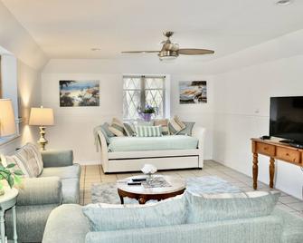 Clean&Comfy Poolside veranda, Premium cable, River access & boat slip available - Homosassa - Living room