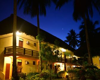 Vitton Beach Resort - Donsol - Edificio