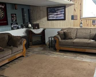Charming 2-bedroom vacation home 17 minutes from Watkins Glen International - Rock Stream - Sala de estar