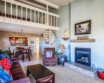 A Charming Seaside Escape- - San Simeon - Living room