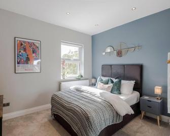 Stunning 3 bed Flat in the Heart of West Hampstead - London - Bedroom