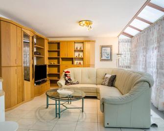 Schwarzwalduhren Nescht Triberg - Triberg - Living room