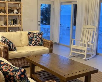 Seaview Villa - Beachfront Luxury Home w/Pool - North Palmetto Point - Sala de estar