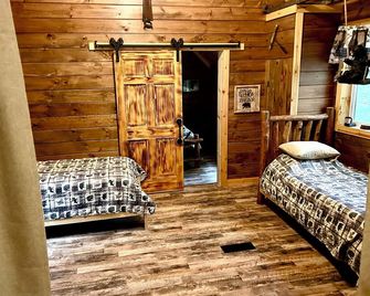 Cozy Bear Cabin in Cook Forest 2 miles from the Clarion River! - Clarington - Bedroom