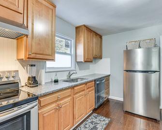 Updated Charlotte Home w/ Yard ~ 3 Mi to Uptown! - Charlotte - Kitchen