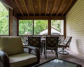 Private 2 Bedroom Walk to downtown Libertyville - Libertyville - Living room