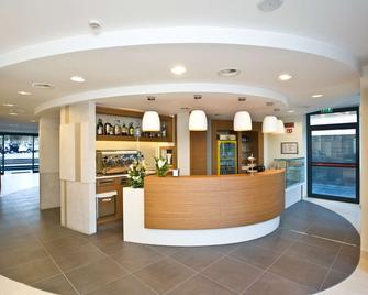 Hotel Vittoria - סן ג'ובאני רוטונדו - דלפק קבלה