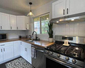 Sunlit Surf Guest House - Downtown -2bd/1ba - Santa Cruz - Kitchen