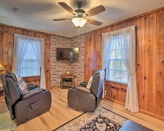 Cozy Knoxville Getaway about 8 Mi to Downtown! - Knoxville - Living room