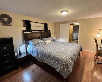 Luxury suite with all the amenities of home waiting for you to relax and unwind. - Shawnigan Lake - Bedroom