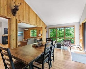 Cozy 3-bedroom cabin on beautiful Sand Lake in lovely Cumberland, WI. - Cumberland - Dining room