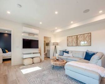 Flx Solar Powered Village/Tunnel To Seneca Lake! - Geneva - Living room