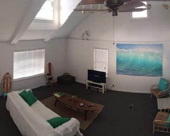 Walking Distance To Beach And Shops - New Buffalo - Living room