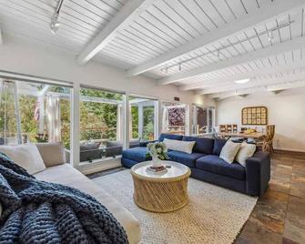 Lovely Creekside Wine Country Home in Glen Ellen! - Glen Ellen - Living room