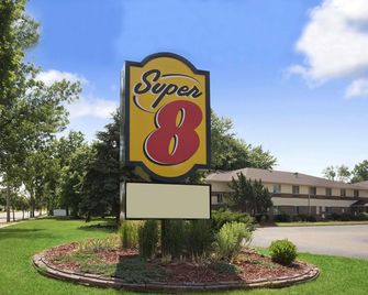 Super 8 by Wyndham Whitewater WI - Whitewater - Building