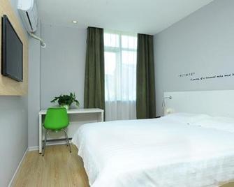 Motel 168 Dalian High-tech Park Huangpu Road Branch - داليان - غرفة نوم