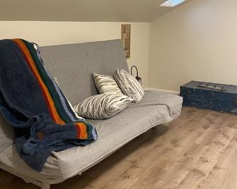 Quiet & cozy loft apartment only minutes to downtown Springfield and U of O. - Springfield - Living room