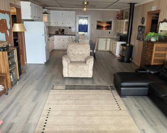 Moose lake Family Cabin - Bonnyville - Living room