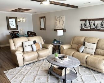 Exceptional Listing! Beautiful View Of Lake Norman! Great Luxury Condo Stay! - Cornelius - Living room