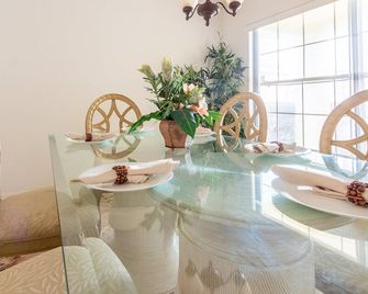 4 Bed 428 - Davenport - Dining room