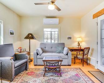 Peaceful and Historic Home in Patagonia! - Patagonia - Sala de estar