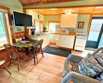 Lakeside, Long Lake Cabin #1! | 1 Bed, 1 Bath - Phillips - Cocina