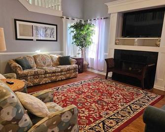 Spacious, State Line, Private Pool with king Beds - Olive Branch - Living room