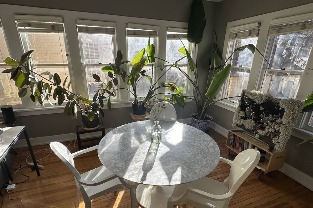 Renovated Victorian filled w/ art, views, beautiful furniture & hot tub/yard - דנבר - חדר אוכל