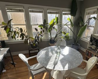 Renovated Victorian filled w/ art, views, beautiful furniture & hot tub/yard - Denver - Comedor