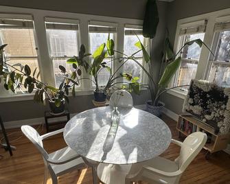 Renovated Victorian filled w/ art, views, beautiful furniture & hot tub/yard - דנבר - חדר אוכל