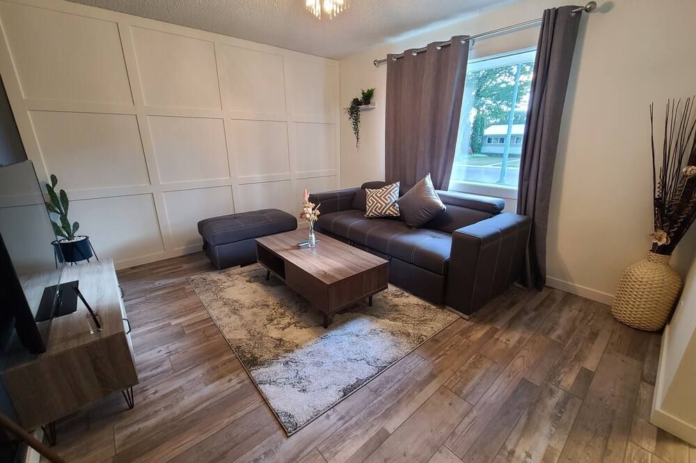 Spacious 3-Bedroom Home. - Regina - Wohnzimmer