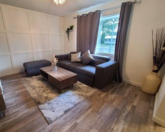 Spacious 3-Bedroom Home. - Regina - Wohnzimmer