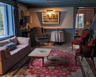Charming Cottage on Meadowcroft Estate - A Birders Paradise Nestled in the Woods - Blenheim - Living room
