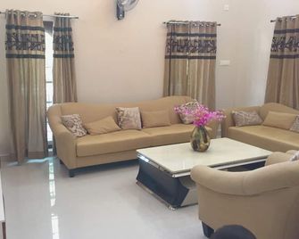 Entire villa for stay amidst all sightseeing locations with in 150km range . - Vaikom - Living room