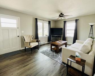 The Cottage on Lowell, Near I-229, Sleeps 6, Dog Friendly - Sioux Falls - Living room