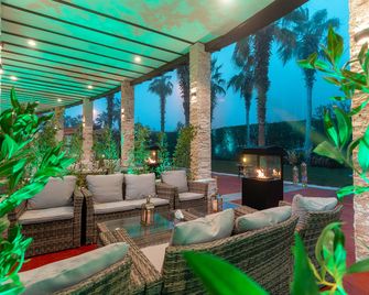 هوليداي إن مدينة الكويت - مدينة الكويت - شرفة مرصوفة