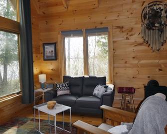 Cozy Private Island Getaway Just Minutes From Ely - Ely - Living room