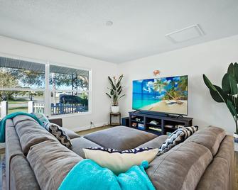 Ixora6 Heated pool mins to beach airport USSSA - Melbourne - Living room