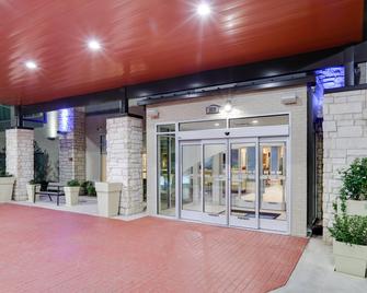 Holiday Inn Express & Suites - Farmers Branch - Farmers Branch - Building