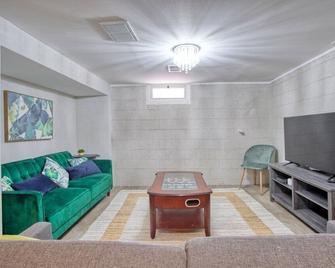 Close to Butler Uni, Cozy Home,Firepit,Free Parking - Indianapolis - Living room